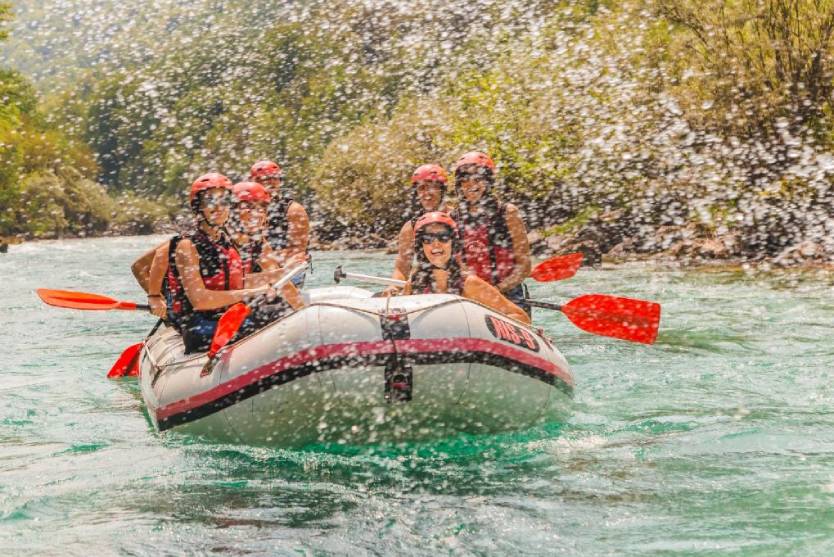 Рафтинг по река Тара: Най-доброто приключение за търсачите на силни усещания